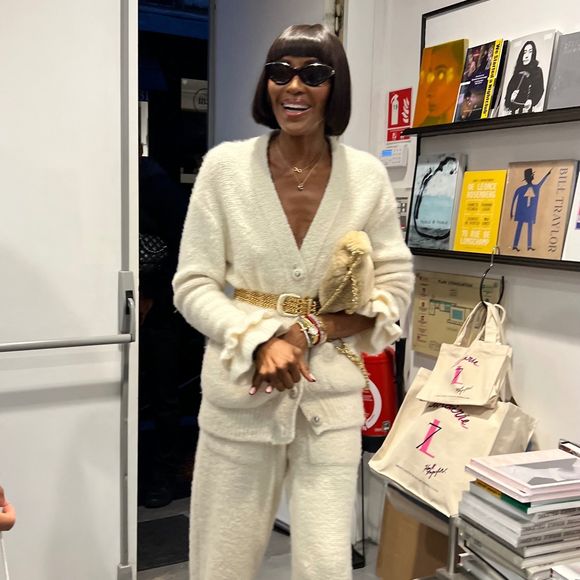 Depuis le décès du créateur, le 7L est toujours un espace culturel. Il accueille régulièrement des expositions ou encore des dédicaces comme celle de Naomi Campbell.

Exclusif - Naomi Campbell rayonne en blanc lors de sa séance de dédicace à la Librairie 7L, dans le quartier St. Germain à Paris, pour promouvoir son livre 'NAOMI, In Fashion'.

©BestImage