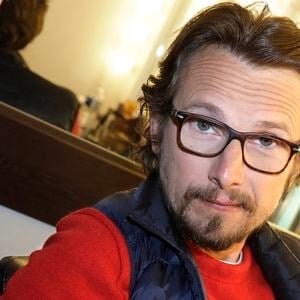 Cette scène a profondément inquiété Lorànt, réveillant ses propres blessures d’enfance.
Aujourd’hui, il veille attentivement sur ses enfants pour qu’ils ne subissent jamais d’humiliation.

Exclusif - Portrait de Lorant Deutsch. Le 9 avril 2021
© Cédric Perrin / Bestimage