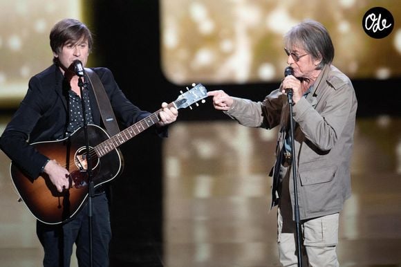 Jacques Dutronc se produit sur scène avec son fils Thomas Dutronc lors de la 37e cérémonie des Victoires de la Musique à la Seine Musicale, le 11 février 2022 à Boulogne-Billancourt, en France. Photo de David Niviere/ABACAPRESS.COM