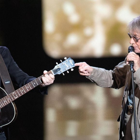 Jacques Dutronc se produit sur scène avec son fils Thomas Dutronc lors de la 37e cérémonie des Victoires de la Musique à la Seine Musicale, le 11 février 2022 à Boulogne-Billancourt, en France. Photo de David Niviere/ABACAPRESS.COM