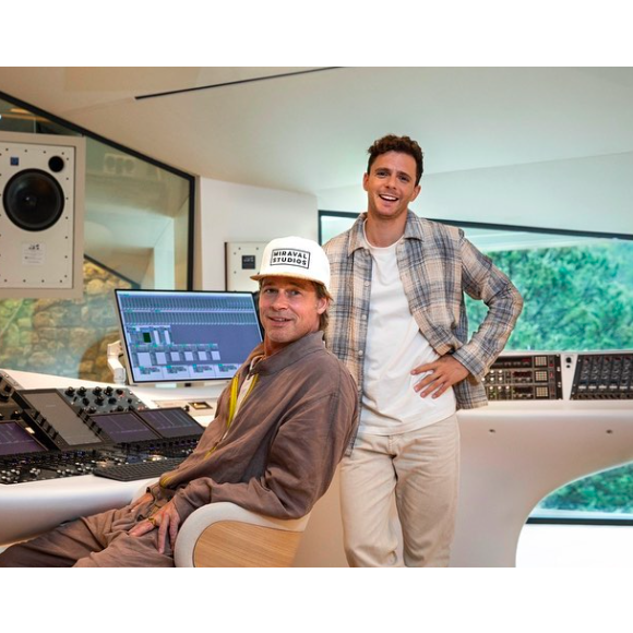 Brad Pitt et Damien Quintard dans le studio d'enregistrement Miraval, photo publiée sur Instagram le 13 octobre 2022.