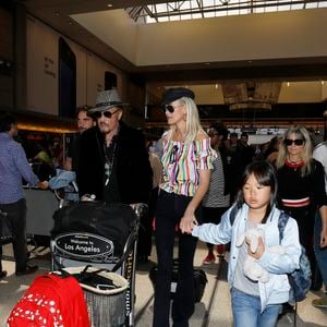 où l'on voit notamment la chienne de la famille, Cheyenne, adoptée en 2016

Johnny Hallyday quittant Los Angeles pour Paris avec sa femme Laeticia, ses filles Jade et Joy, son manager Sébastien Farran, Elyette la grand-mère de sa femme et sa chienne Cheyenne le 29 mai 2017.