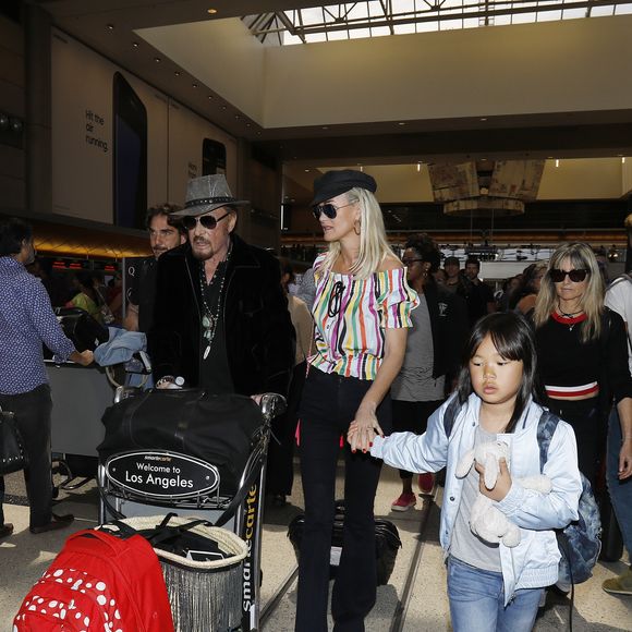 où l'on voit notamment la chienne de la famille, Cheyenne, adoptée en 2016

Johnny Hallyday quittant Los Angeles pour Paris avec sa femme Laeticia, ses filles Jade et Joy, son manager Sébastien Farran, Elyette la grand-mère de sa femme et sa chienne Cheyenne le 29 mai 2017.