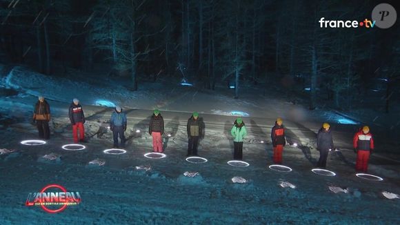 Treize candidats y affrontent le froid, des épreuves physiques et des choix stratégiques.
Capture d'écran L'Anneau France 2.