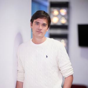 Alain-Fabien Delon en backstage de de l'émission "C à Vous" à Paris, France, le 18 octobre 2024. © Cyril Moreau/Bestimage