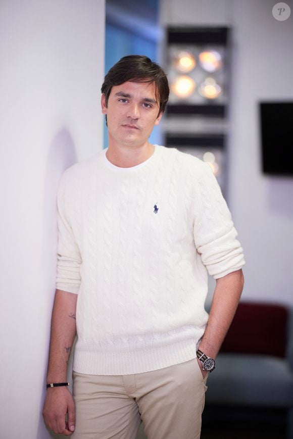 Alain-Fabien Delon en backstage de de l'émission "C à Vous" à Paris, France, le 18 octobre 2024. © Cyril Moreau/Bestimage