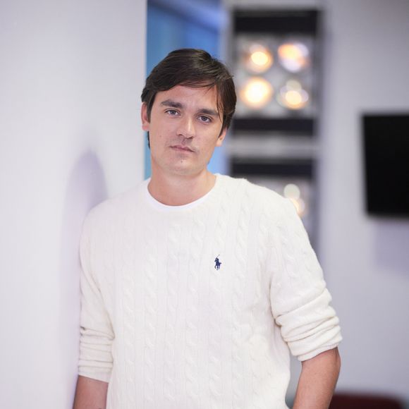 Alain-Fabien Delon en backstage de de l'émission "C à Vous" à Paris, France, le 18 octobre 2024. © Cyril Moreau/Bestimage