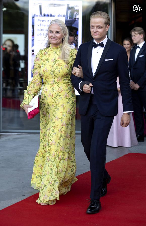 La princesse Mette-Marit de Norvège et son fils Marius Borg Høiby - La princesse Ingrid Alexandra de Norvège fête ses 18 ans lors d'un dîner de gala offert par le gouvernement à la bibliothèque nationale d'Oslo le 16 juin 2022.  Dana Press / Bestimage
Un anniversaire que la petite-fille du roi Harald V, deuxième dans l’ordre de succession au trône après son père, a fêté le 21 janvier dernier. Mais, à l’époque, l’épidémie de Covid-19 avait empêché la tenue des deux grands dîners de gala initialement prévus. Ceux-ci avaient donc été reportés de près de cinq mois.
Elle portait une robe bustier en tulle blanc parsemée de paillettes dorées dont elle avait masqué le décolleté par une étole.