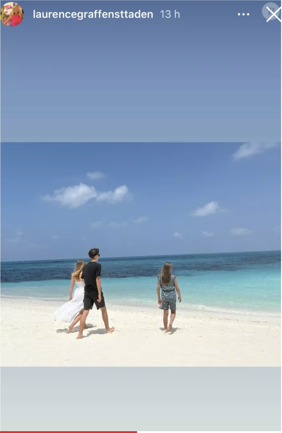 Sur une photo, on peut voir les enfants de Laurence Auzière au bord d’une sublime plage de sable fin et une eau turquoise