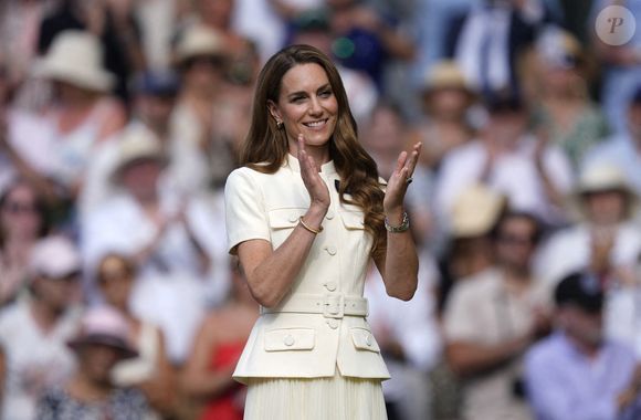 La princesse de Galles sur le court central après la finale du simple dames, le treizième jour des championnats de Wimbledon 2025, au All England Lawn Tennis and Croquet Club, à Londres. Date de la photo : samedi 12 juillet 2025. ... Wimbledon 2025 - Treizième jour - All England Lawn Tennis and Croquet Club ... 12-07-2025 ... Londres ... Royaume-Uni ... Crédit photo : Andrew Matthews/PA Wire.