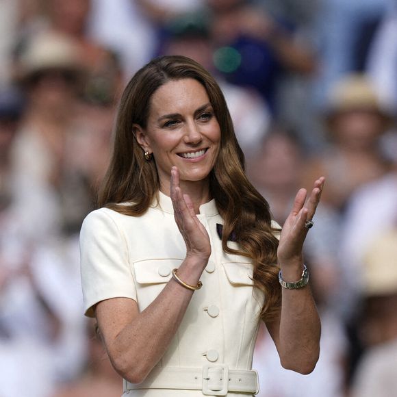 La princesse de Galles sur le court central après la finale du simple dames, le treizième jour des championnats de Wimbledon 2025, au All England Lawn Tennis and Croquet Club, à Londres. Date de la photo : samedi 12 juillet 2025. ... Wimbledon 2025 - Treizième jour - All England Lawn Tennis and Croquet Club ... 12-07-2025 ... Londres ... Royaume-Uni ... Crédit photo : Andrew Matthews/PA Wire.