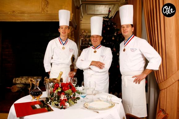 Cette réouverture perpétue l’héritage de Paul Bocuse, disparu en 2018.

Archives - Paul Bocuse, entoure de Christophe Muller et Gilles Reinhardt, dans son restaurant. Le 20 décembre 2002. © JEAN-CLAUDE WOESTELANDT / BESTIMAGE