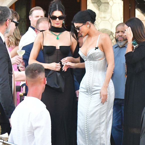 Kendall Jenner et Kylie Jenner lors du mariage de Jeff Bezos et Lauren Sanchez à Venise le 27 juin 2025. Backgrid UK / Bestimage