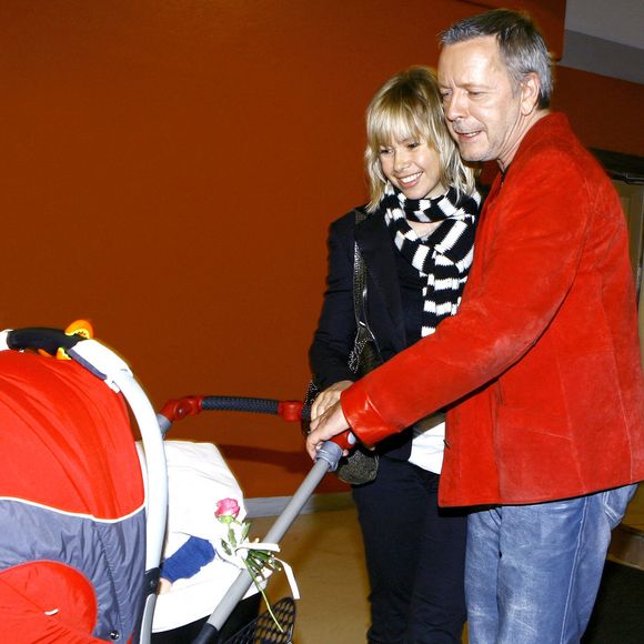 Le couple avait accueilli en 2006 un petit garçon prénommé Malone Séchan...

Le chanteur français Renaud Séchan et sa femme Romane Serda quittent un studio de télévision avec leur fils Malone à Boulogne, France, le 28 novembre 2006. Photo Vim/Abaca
