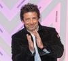 En cette période estivale, Patrick Bruel a ouvert cet été son tout premier établissement 5 étoiles baptisé L'isle de Leos, un nom qu'il a opté  en contractant les prénoms de ses deux enfants : Léon (2005) et Oscar (2003).

Patrick Bruel - Festival Series Mania à Lille le 27 mars 2025. © Stéphane Vansteenkiste/Bestimage