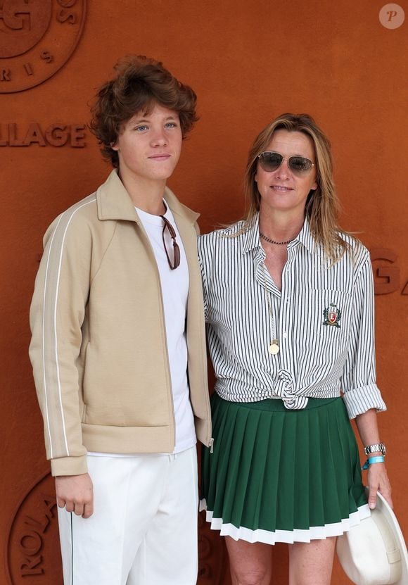 Sarah Poniatowski (Lavoine) et son fils Roman - Les célébrités au village lors des Internationaux de France de Tennis de Roland Garros le 1er juin 2025. © Dominique Jacovides / Bestimage