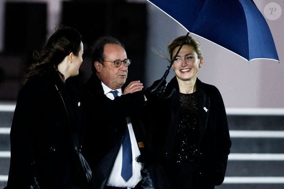 Et que l'ex-président "aurait opté pour des rigatoni à la truffe du Périgord, tandis que Julie se serait contentée de supions, une spécialité locale". Excellent choix !

François Holande et sa femme Julie Gayet - Arrivées à la cérémonie de réouverture de la cathédrale Notre-Dame de Paris, le 7 décembre 2024. 
© Agence / Bestimage