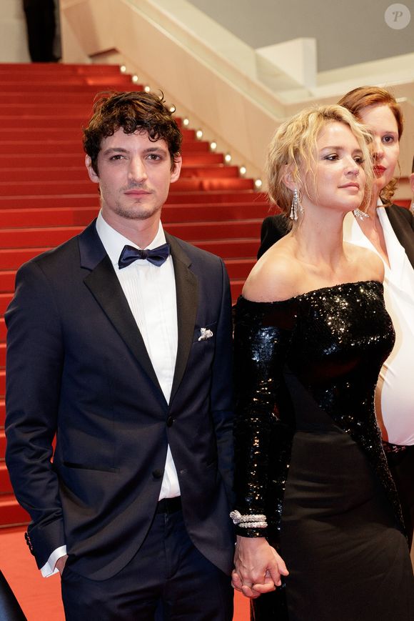 Niels Schneider et sa compagne Virginie Efira - Descente des marches du film "Sibyl" lors du 72ème Festival International du Film de Cannes. Le 24 mai 2019
© Jacovides-Moreau / Bestimage