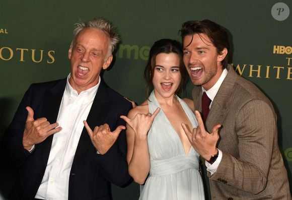 Mike White, Sarah Catherine Hook et Patrick Schwarzenegger à l'avant-première de The White Lotus saison 3 au Paramount Studios le 10 février 2025 à Los Angeles.