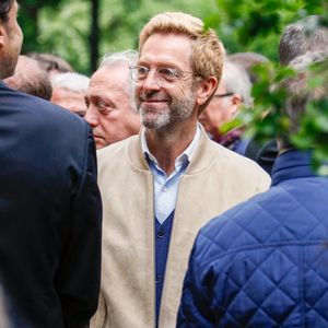 Alexandre Delpérier à la sortie des obsèques du journaliste Daniel Bilalian en l'église Saint-Pierre de Neuilly-sur-Seine, FRance, le 22 mai 2025. © Clovis-Ouahcene/Bestimage