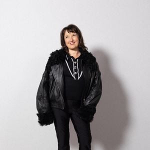 Celle qui a débuté sa carrière sur scène en 1987 avec son premier spectacle solo Bernadette, calme-toi ! est venue découvrir la collection de sa fille, baptisée Le Rendez-vous. 

Anne Roumanoff au photocall du défilé Vaillant Collection Femme Prêt-à-Porter Automne/Hiver 2026-2027 lors de la Fashion Week de Paris (PFW) au palais de Tokyo, à Paris, France, le 6 mars 2026. © Julien Sarkissian/Bestimage