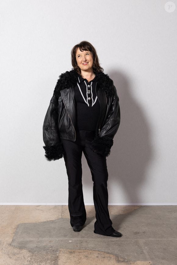 Celle qui a débuté sa carrière sur scène en 1987 avec son premier spectacle solo Bernadette, calme-toi ! est venue découvrir la collection de sa fille, baptisée Le Rendez-vous. 

Anne Roumanoff au photocall du défilé Vaillant Collection Femme Prêt-à-Porter Automne/Hiver 2026-2027 lors de la Fashion Week de Paris (PFW) au palais de Tokyo, à Paris, France, le 6 mars 2026. © Julien Sarkissian/Bestimage