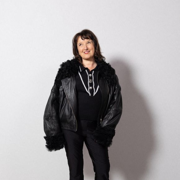 Celle qui a débuté sa carrière sur scène en 1987 avec son premier spectacle solo Bernadette, calme-toi ! est venue découvrir la collection de sa fille, baptisée Le Rendez-vous. 

Anne Roumanoff au photocall du défilé Vaillant Collection Femme Prêt-à-Porter Automne/Hiver 2026-2027 lors de la Fashion Week de Paris (PFW) au palais de Tokyo, à Paris, France, le 6 mars 2026. © Julien Sarkissian/Bestimage