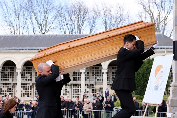 Le cercueil de la défunte aux arrivées des obsèques d'Emilie Dequenne au cimetière Père Lachaise à Paris, France, le 26 mars 2025. © Cyril Moreau/Bestimage