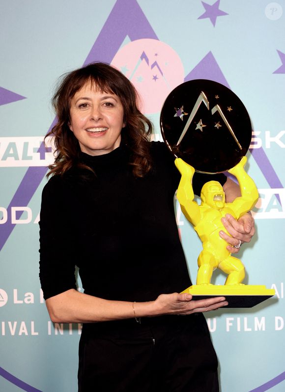 Valérie Bonneton reçoit le Prix Isére dans le cadre du 27éme Festival International du Film de Comédie de l'Alpe d'Huez le 18 Janvier 2024. © Dominique Jacovides/Bestimage