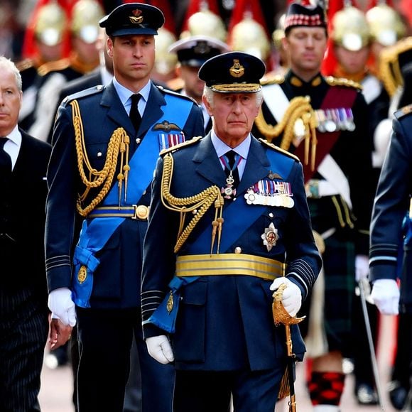 Le roi Charles III d'Angleterre et le prince William, prince de Galles - Procession cérémonielle du cercueil de la reine Elisabeth II du palais de Buckingham à Westminster Hall à Londres le 14 septembre 2022.

© Photoshot / Panoramic / Bestimage