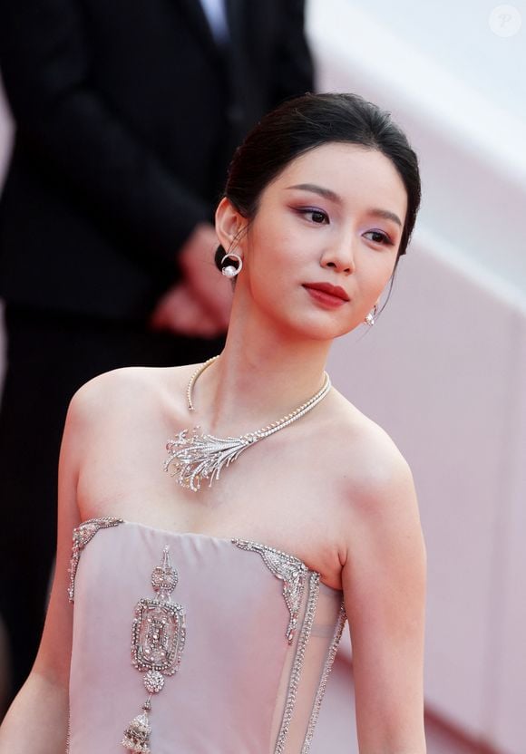 Ye Zhou (Bijoux Tasaki) - Montée des marches du film " Fatherland " lors du 79ème Festival International du Film de Cannes, le 14 mai 2026. © Jacovides-Moreau / Bestimage