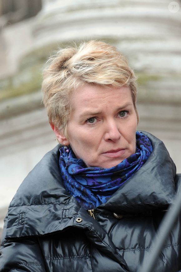 La journaliste française Elise Lucet participe à un rassemblement pour demander la libération des journalistes français Stéphane Taponier et Hervé Ghesquiere retenus en otage depuis un an en Afghanistan, sur la place de l'Hôtel de Ville à Paris, France, le 29 décembre 2010. Photo by Giancarlo Gorassini/ABACAPRESS.COM