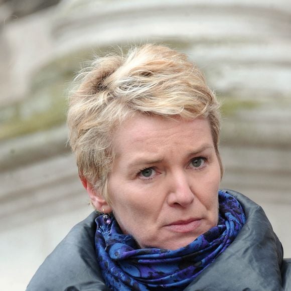 La journaliste française Elise Lucet participe à un rassemblement pour demander la libération des journalistes français Stéphane Taponier et Hervé Ghesquiere retenus en otage depuis un an en Afghanistan, sur la place de l'Hôtel de Ville à Paris, France, le 29 décembre 2010. Photo by Giancarlo Gorassini/ABACAPRESS.COM