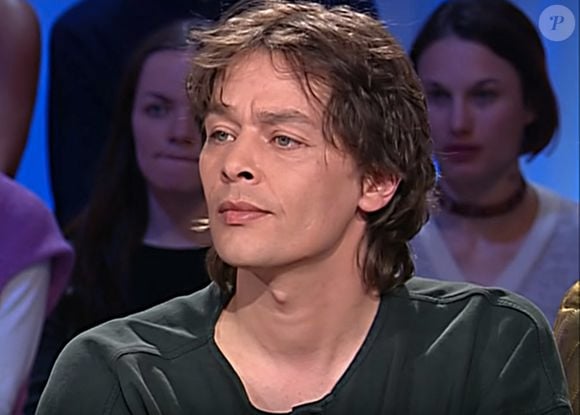 Ari Boulogne (né Christian Aaron Paffgen, fils illégitime d'Alain Delon) dans l'émission "Tout le monde en parle" d'Ardisson en 2001.
© Capture TV France 2 via Bestimage