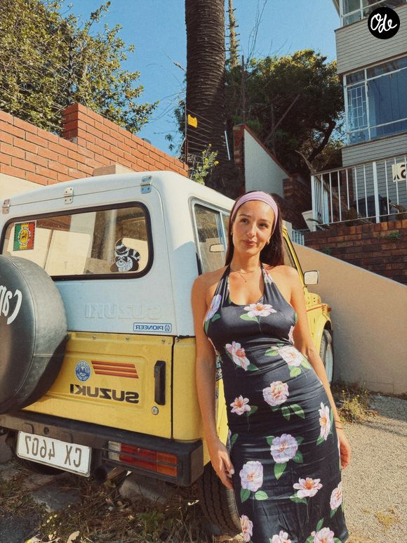 Mardi 15 septembre, elle a annoncé cette nouvelle aventure sur Instagram, partageant notamment des photos d’un safari et des paysages qu’elle a découverts avec sa famille.

Loulou Kitchen a quitté la France pour s'installer avec mari et enfants à l'autre bout du monde.