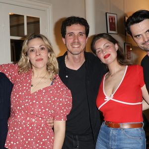 Exclusif - Davy Sardou, Alysson Paradis, Bertrand Marcos, Julien Personnaz et Marie-Ange Casta lors de la générale de la pièce "Amis pour la vie" au théâtre de l'Oeuvre à Paris le 24 avril 2025. La représentation est suivie d'un cocktail.

© Coadic Guirec / Bestimage