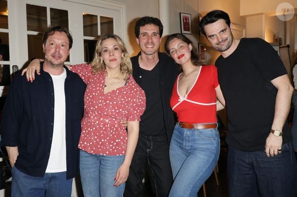 Exclusif - Davy Sardou, Alysson Paradis, Bertrand Marcos, Julien Personnaz et Marie-Ange Casta lors de la générale de la pièce "Amis pour la vie" au théâtre de l'Oeuvre à Paris le 24 avril 2025. La représentation est suivie d'un cocktail.

© Coadic Guirec / Bestimage