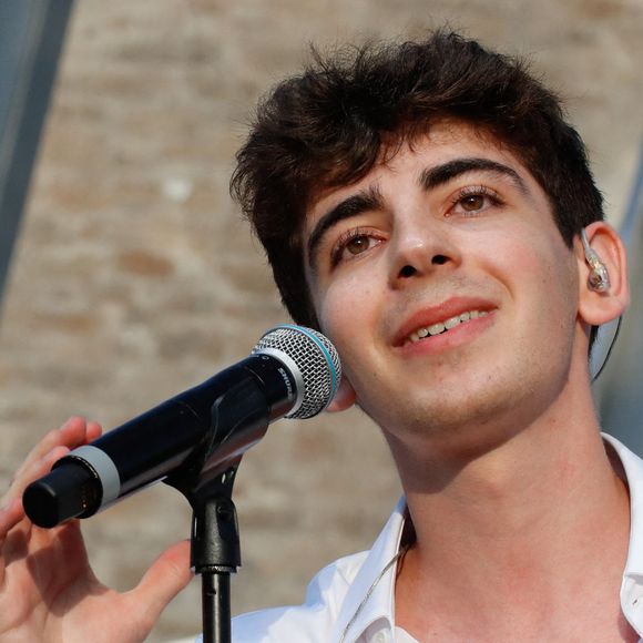 Exclusif - Léon Hesby, le fils de Patrick Bruel, se produit pour la première fois sur scène en France, au festival des Sables-d'Olonne, le 26 juin 2026. En première partie de Marine Delplace, gagnante de la Star Academy (S12), le jeune musicien de 20 ans a chanté un titre en anglais, remportant un franc succès, sous le regard de sa mère, Amanda Sthers. © Noël Carrier / Bestimage