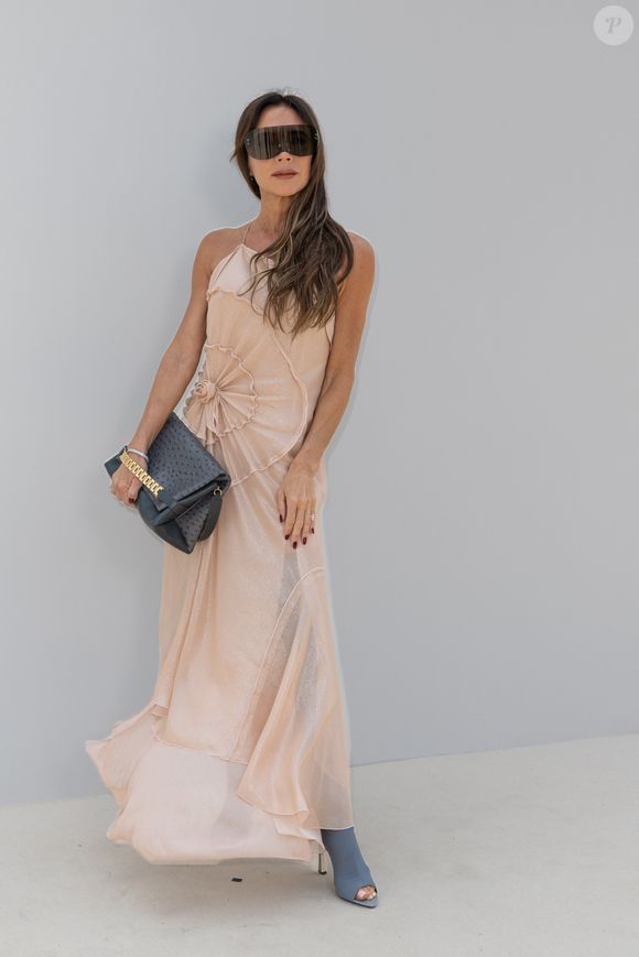 Elle assume son exposition médiatique et souligne le soutien de son mari.

Victoria Beckham au photocall du défilé Jacquemus collection "Le chouchou" automne-hiver 2023/2024, même si la marque est désormais déconnectée du traditionnel calendrier de la mode et livre des collections qui ne sont plus liées aux saisons, au château de Versailles, France, le 26 juin 2023. © Olivier Borde/Bestimage