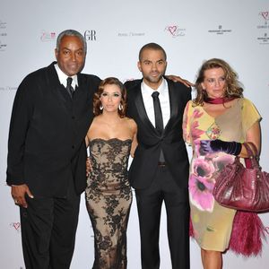 Tony Parker Senior, Eva Longoria Parker, Tony Parker et Pamela Firestone lors du « Gala Par Coeur 2010 » au Pavillon Cambon Capucines à Paris, en France, le 20 septembre 2010. Photo de Thierry Orban/ABACAPRESS.COM