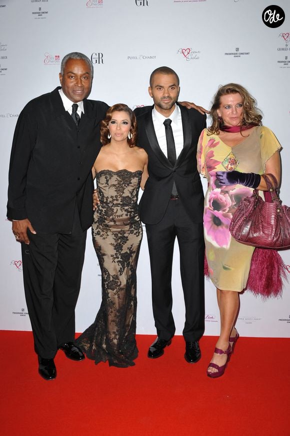 Tony Parker Senior, Eva Longoria Parker, Tony Parker et Pamela Firestone lors du « Gala Par Coeur 2010 » au Pavillon Cambon Capucines à Paris, en France, le 20 septembre 2010. Photo de Thierry Orban/ABACAPRESS.COM