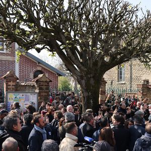 De nombreuses personnalités et le casting de Fais pas ci, fais pas ça étaient présents pour rendre hommage à l’acteur.

Sorties des obsèques de Bruno Salomone en l'église Sainte-Anne de Polangis de Joinville-le-Pont (Val-de-Marne) le 23 mars 2026. © Cyril Moreau - Dominique Jacovides / Bestimage