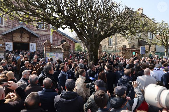 De nombreuses personnalités et le casting de Fais pas ci, fais pas ça étaient présents pour rendre hommage à l’acteur.

Sorties des obsèques de Bruno Salomone en l'église Sainte-Anne de Polangis de Joinville-le-Pont (Val-de-Marne) le 23 mars 2026. © Cyril Moreau - Dominique Jacovides / Bestimage
