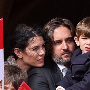 No Tabloids - Raphaël Elmaleh, Charlotte Casiraghi, Dimitri Rassam et leur fils Balthazar Rassam - La famille princière au balcon du palais lors de la Fête Nationale de la principauté de Monaco le 19 novembre 2022.

© Dominique Jacovides / Bruno Bebert / Bestimage