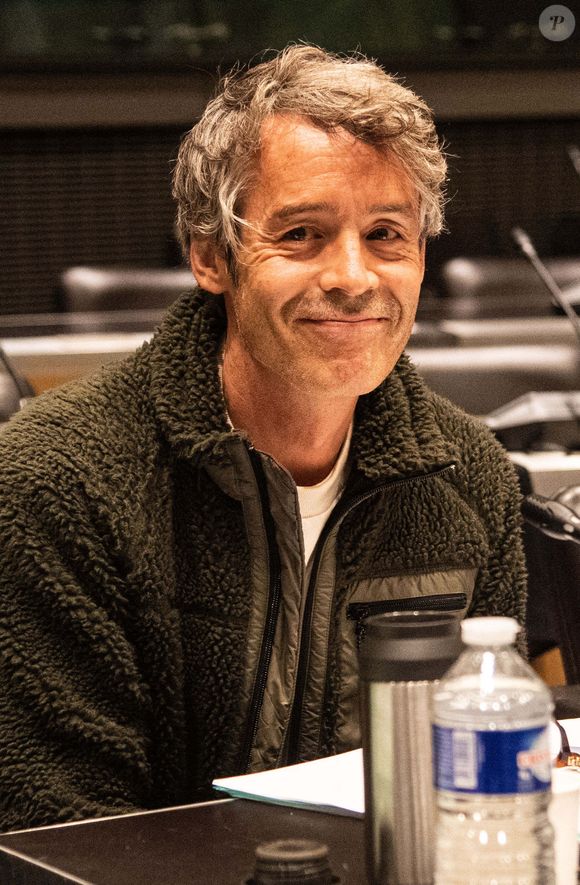 Ce retrait est facilité par la diffusion de "best-of" durant les vacances scolaires.

Yann Barthès - Le présentateur de l'émission Quotidien, est auditionné par la commission d'enquête sur les fréquences TNT, à la demande du Rassemblement national à Paris le 27 mars 2024.
Crédit : Baptiste Autissier / Panoramic / Bestimage