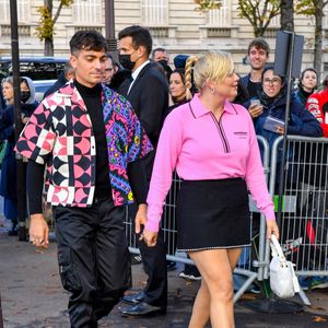 Louane Emera et son compagnon Florian Rossi arrivent au défilé de mode Miu Miu lors de la Fashion Week printemps/été 2022 à Paris, France, le 5 octobre 2021. © Veeren Ramsamy-Christophe Clovis/Bestimage