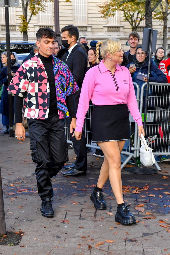 Louane Emera et son compagnon Florian Rossi arrivent au défilé de mode Miu Miu lors de la Fashion Week printemps/été 2022 à Paris, France, le 5 octobre 2021. © Veeren Ramsamy-Christophe Clovis/Bestimage