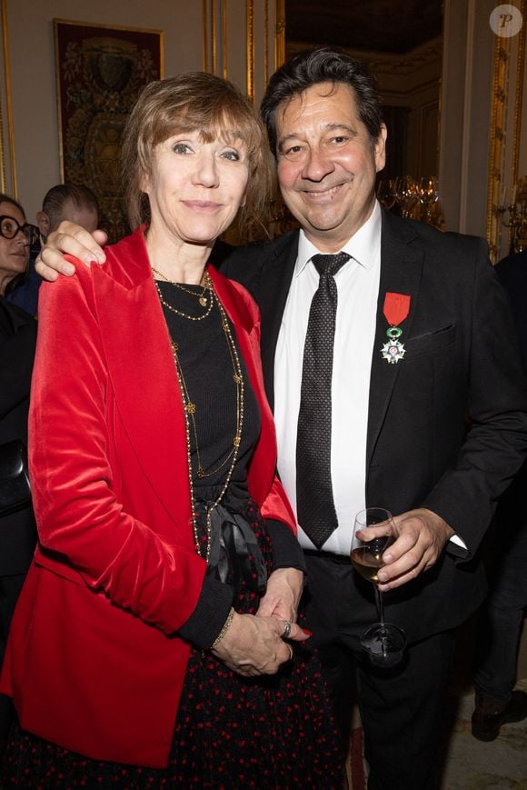 Exclusif -  Virginie Lemoine, Laurent Gerra - Laurent Gerra reçoit la légion d’honneur de la part du grand chancelier F. Lecointre en présence de la première dame, B. Macron au Palais de la Légion d'honneur à Paris le 29 septembre 2025. © Cyril Moreau/Bestimage