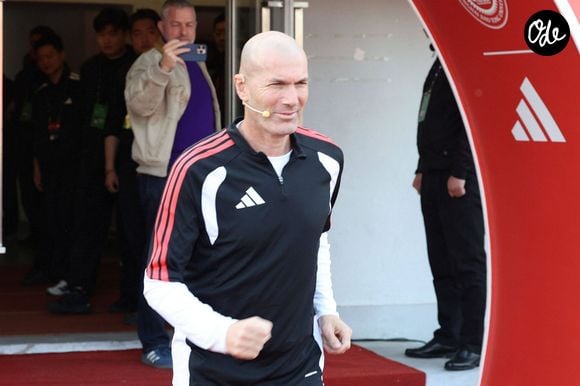 Zinedine Zidane et le footballeur Kuai Jiwen visitent l'université Jiao Tong de Shanghai lors de leur tournée en Chine - 30/11/2025 © Imago/PsnewZ/Bestimage