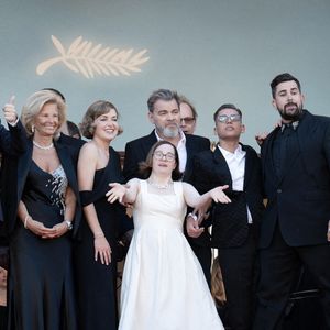 Artus, Clovis Cornillac, Marc Riso et les acteurs du film 'Un p'tit truc en plus' assistent au tapis rouge du film 'Le Comte De Monte-Cristo' lors de la 77ème édition du Festival de Cannes au Palais des Festivals le 22 mai 2024 à Cannes, France. Photo par David Niviere/ABACAPRESS.COM